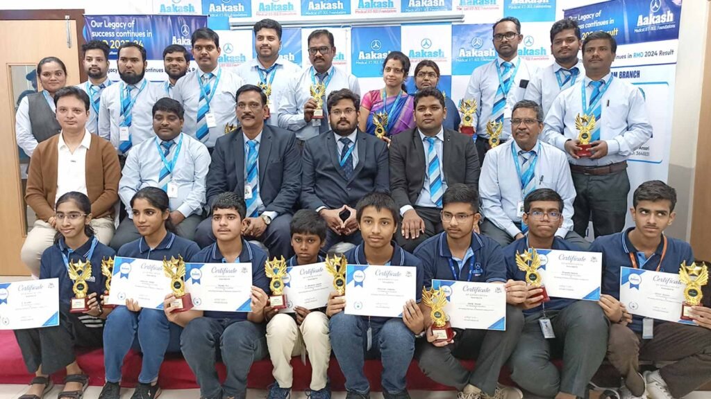Aakash felicitated the achievers of Mathematics Olympiad