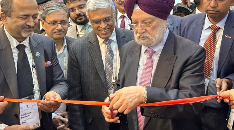 Hardeep Singh Puri Inaugurates SIAM's Sustainable Mobility Pavilion